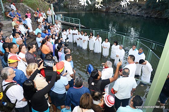 Peregrinos en el Río Jordán - copia